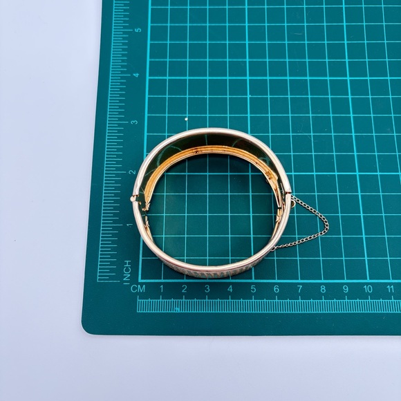 Vintage Gold Tone Wide Cuff Bracelet Textured Hinged Bangle Safety Chain - Picture 14 of 15